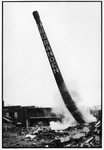 406828 Afbeelding van het neerhalen van de schoorsteen tijdens de sloop van de bandenfabriek U.B.O. N.V. (Kanaalweg 69) ...